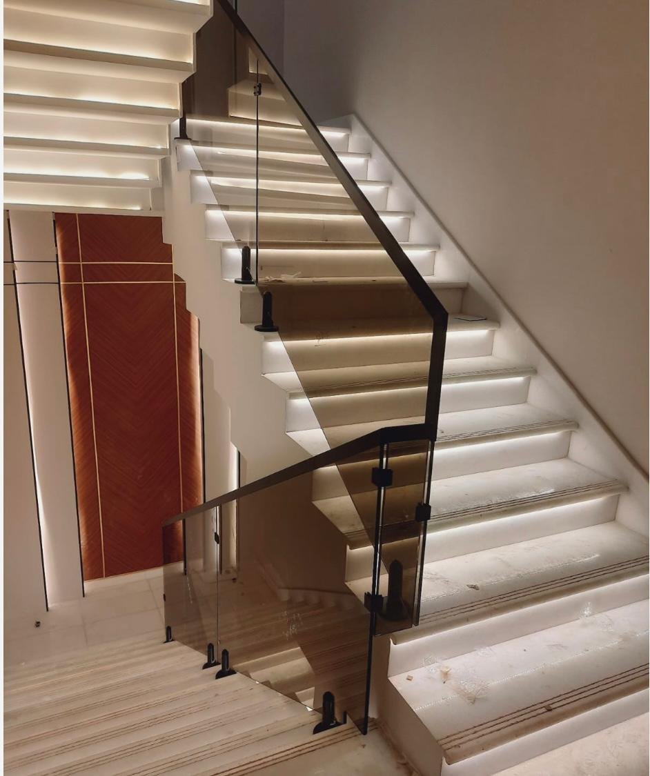 أعمال الزجاج والمرايا